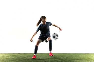 Kadın futbolcu tekme topu beyaz arka plan üzerinde izole