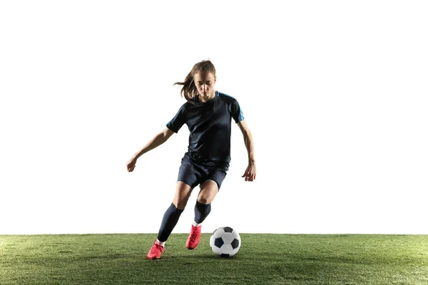 Jugadora de fútbol femenino pateando pelota aislada sobre fondo blanco —  Fotos de Stock