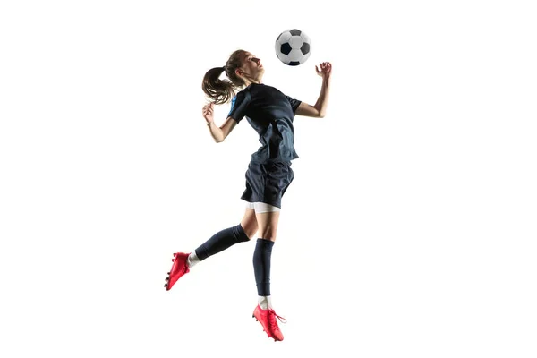 흰색 배경을 통해 고립 된 공을 발로 여성 축구 선수 — 스톡 사진