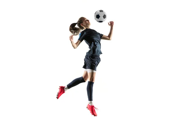 Jogadora de futebol feminino chutando bola isolada sobre fundo branco — Fotografia de Stock