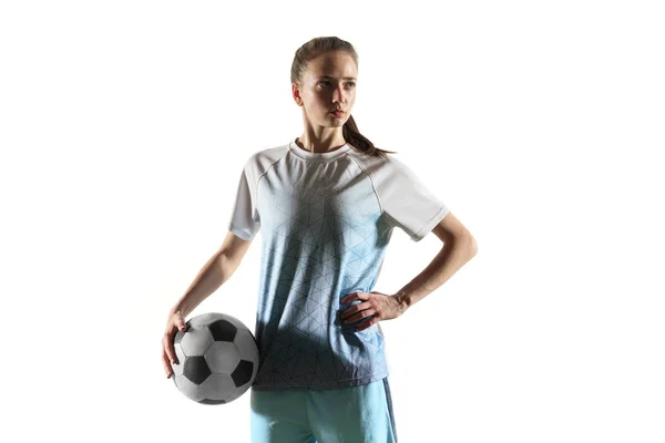 Жіночий футболіст стоїть з м'ячем ізольовано на білому тлі — стокове фото