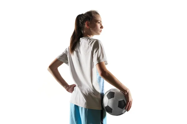 Kobieta piłkarz stojący z piłką na białym tle — Zdjęcie stockowe