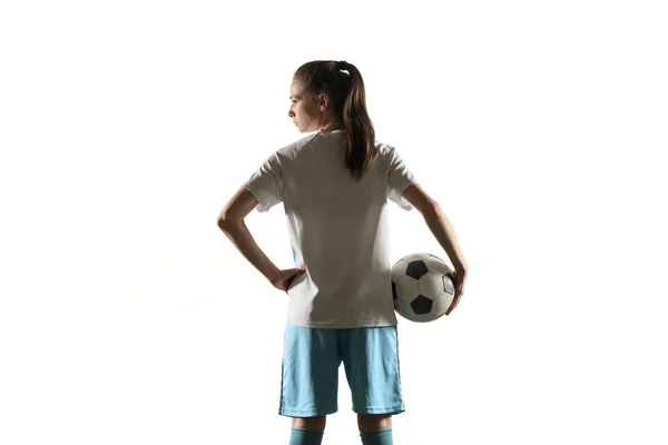 Жіночий футболіст стоїть з м'ячем ізольовано на білому тлі — стокове фото