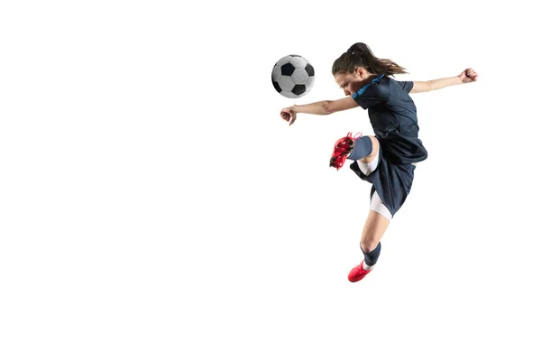 Jogadora de futebol feminino chutando bola isolada sobre fundo branco — Fotografia de Stock