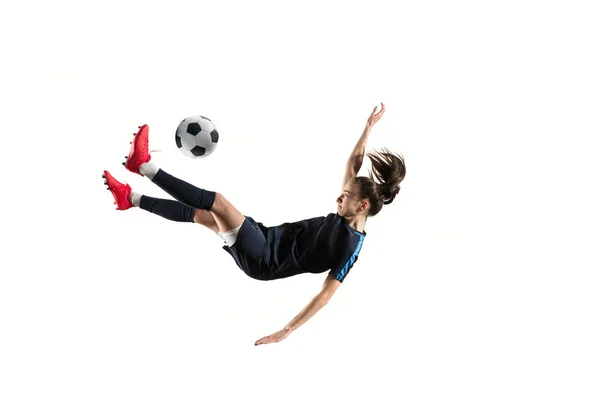 Jugadora de fútbol femenino pateando pelota aislada sobre fondo blanco — Foto de Stock