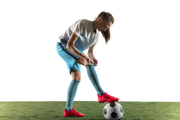 Giocatrice di calcio femminile che si prepara per il gioco isolato su sfondo bianco — Foto Stock