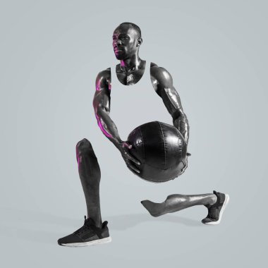 Genç Afro-Amerikan vücut geliştirme eğitimi gri arka planda