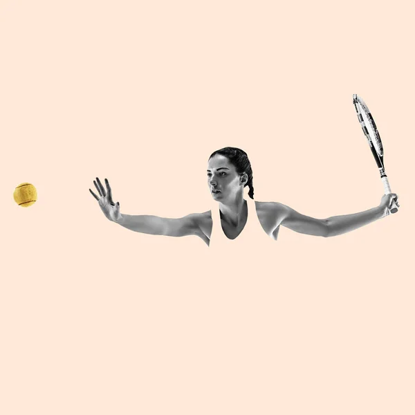 Retrato de mulher jovem jogando tênis isolado no fundo do estúdio — Fotografia de Stock