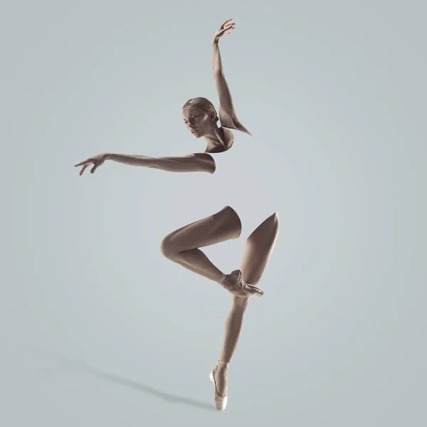 Ballerina. Unga graciösa kvinnliga balettdansare dansar över Grey Studio. Skönheten i klassisk balett. — Stockfoto