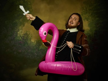 Ortaçağ şövalyesi gibi karanlık geçmişli genç bir adam.