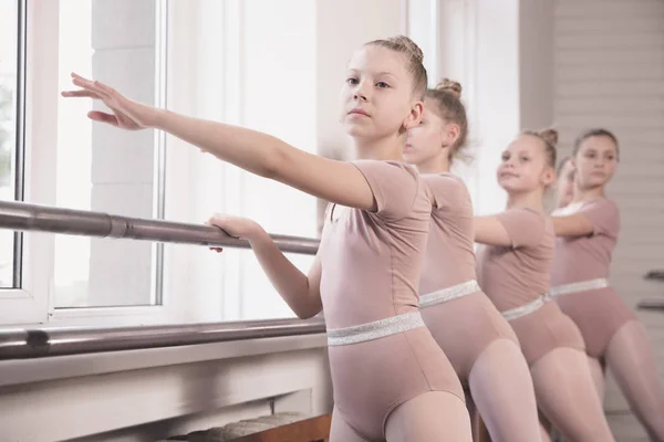 Jóvenes bailarinas de ballet elegantes bailando en el estudio de entrenamiento —  Fotos de Stock