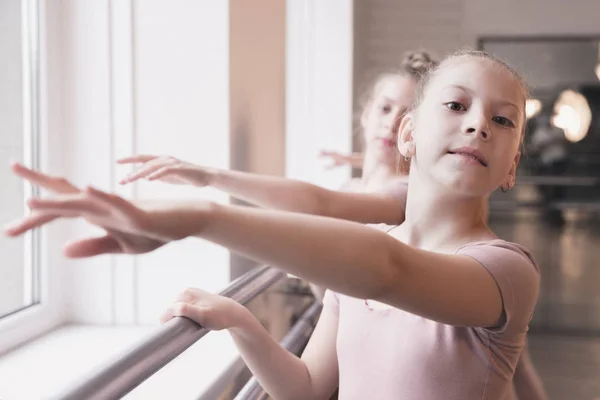 Giovani ballerine di danza femminile aggraziate che ballano nello studio di formazione — Foto Stock
