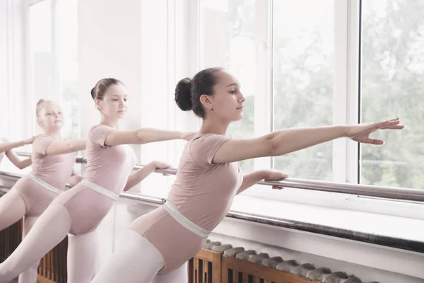 Jóvenes bailarinas de ballet elegantes bailando en el estudio de entrenamiento —  Fotos de Stock