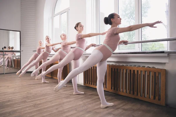 Jóvenes bailarinas de ballet elegantes bailando en el estudio de entrenamiento —  Fotos de Stock