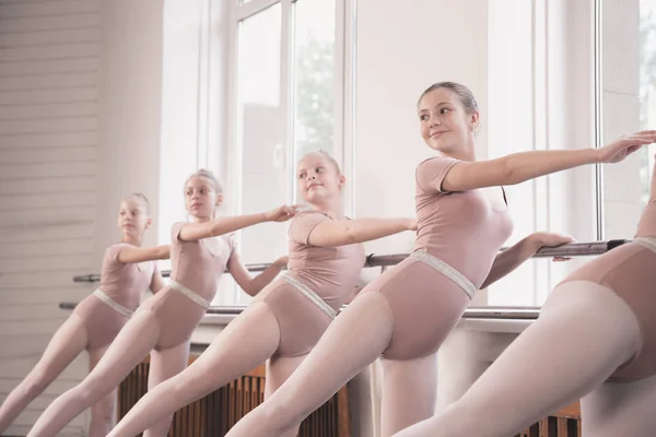 Jóvenes bailarinas de ballet elegantes bailando en el estudio de entrenamiento —  Fotos de Stock