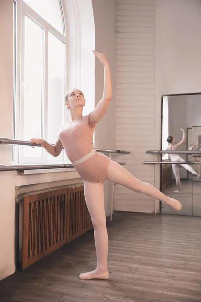 Giovane ballerina di danza femminile graziosa che balla in studio di formazione — Foto Stock