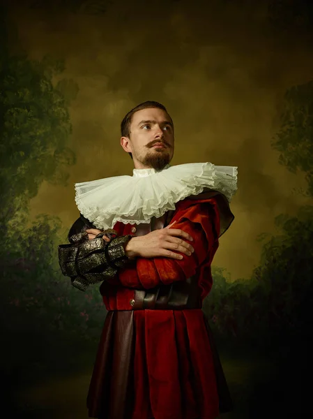 Junger Mann als mittelalterlicher Ritter auf dunklem Hintergrund — Stockfoto