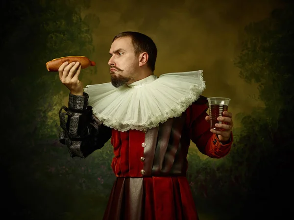暗い背景に中世の騎士として若い男 — ストック写真