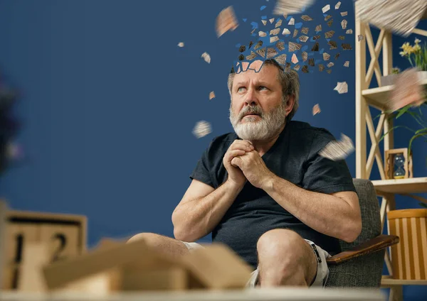Старий бородатий чоловік з альцгеймерською хворобою — стокове фото