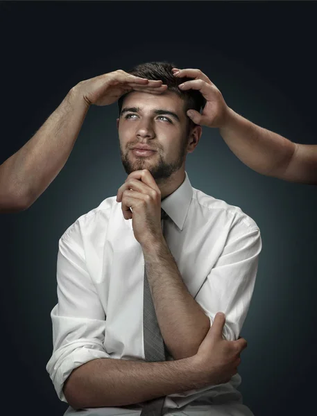 Un joven rodeado de manos como sus propios pensamientos — Foto de Stock