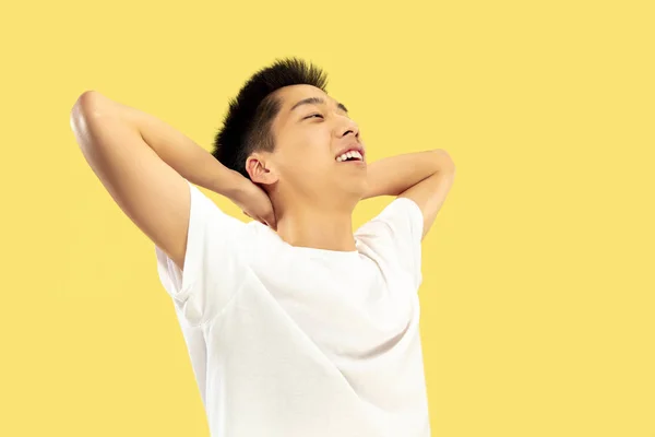 Ritratto a mezza lunghezza del giovane coreano su sfondo giallo — Foto Stock