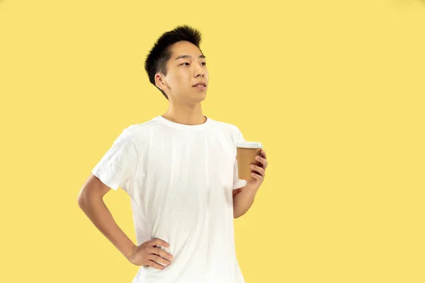 노란 배경에 한국 청년의 반 길이 초상화 — 스톡 사진