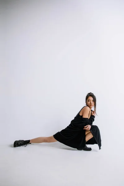 Jovem dançarina de balé contra fundo de estúdio branco — Fotografia de Stock