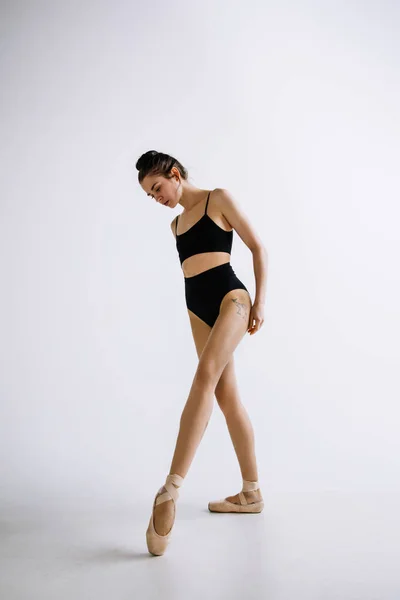 Молода танцівниця балету на білому фоні студії — стокове фото