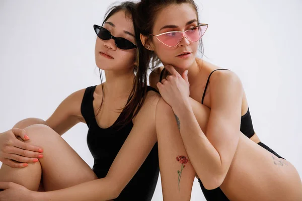 Due giovani ballerine contro lo sfondo bianco dello studio — Foto Stock