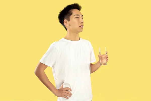 노란 배경에 한국 청년의 반 길이 초상화 — 스톡 사진