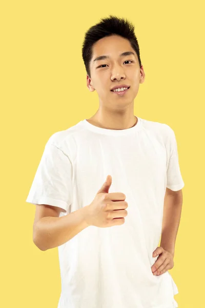 Retrato de meio-comprimento do jovem coreano no fundo amarelo — Fotografia de Stock