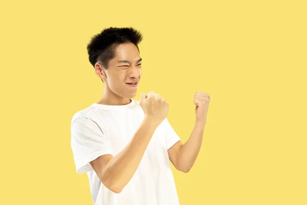 Retrato de meio-comprimento do jovem coreano no fundo amarelo — Fotografia de Stock