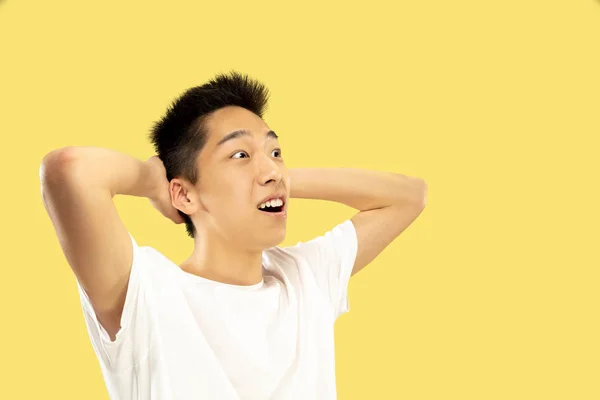 Koreański młody człowiek pół-długość Portret na żółtym tle — Zdjęcie stockowe