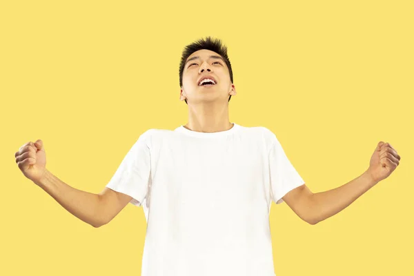 Koreański młody człowiek pół-długość Portret na żółtym tle — Zdjęcie stockowe