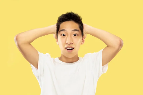 Koreaanse jonge man's halflange portret op gele achtergrond — Stockfoto