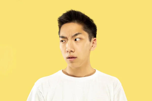 Портрет корейського юнака на жовтому тлі. — стокове фото