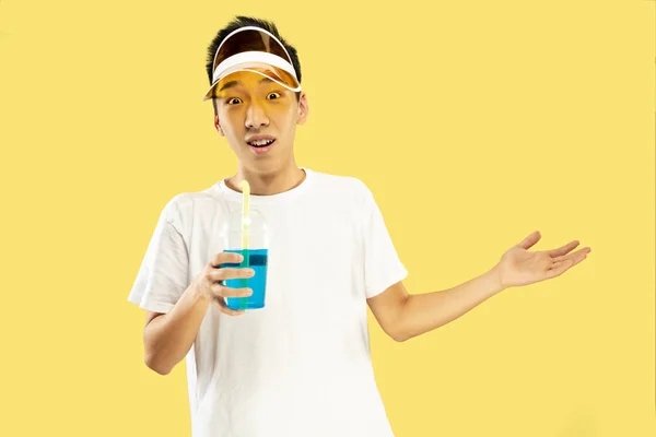 Napůl dlouhý portrét korejského mladého muže na žlutém pozadí — Stock fotografie