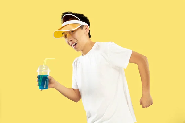 Retrato de medio cuerpo del joven coreano sobre fondo amarillo —  Fotos de Stock