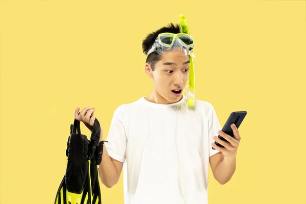 Портрет корейского молодого человека на желтом фоне — стоковое фото