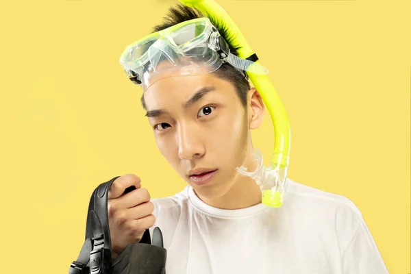 Portrait mi-long du jeune homme coréen sur fond jaune — Photo