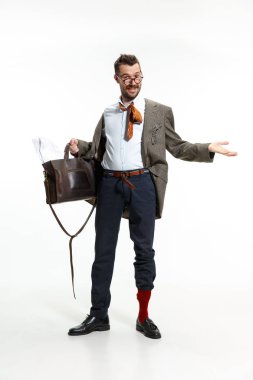 Genç adam işe buruşuk ve dağınık geliyor.