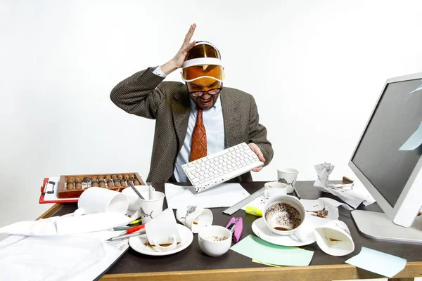 Unge man spillde kaffe på tangentbordet — Stockfoto