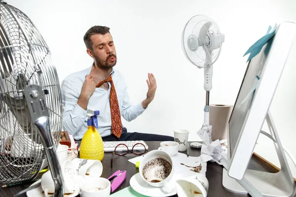 Joven sufriendo por el calor en la oficina —  Fotos de Stock