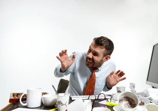 Jeune homme souffrant du bruit dans le bureau — Photo