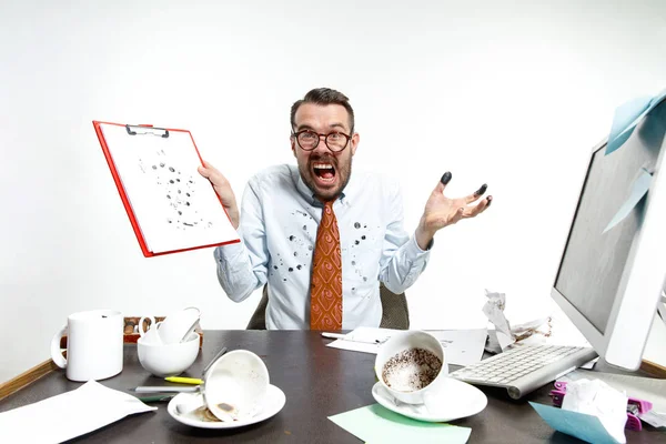 Den unge mannen med bröt penna och läckande bläck — Stockfoto