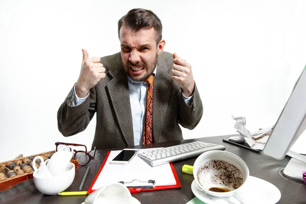 Jeune homme souffrant des pourparlers au bureau — Photo