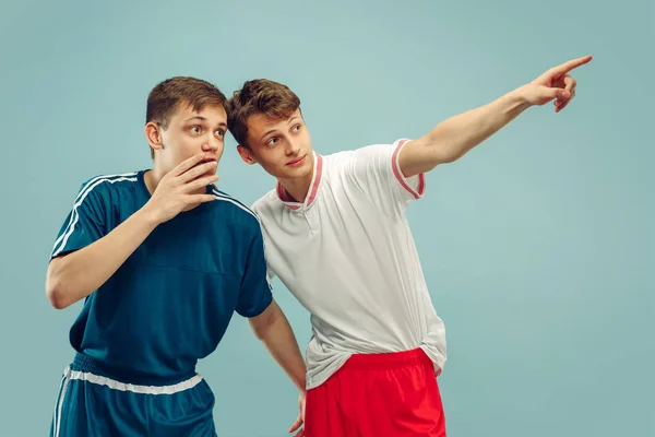 Two young men isolated on blue background — Zdjęcie stockowe