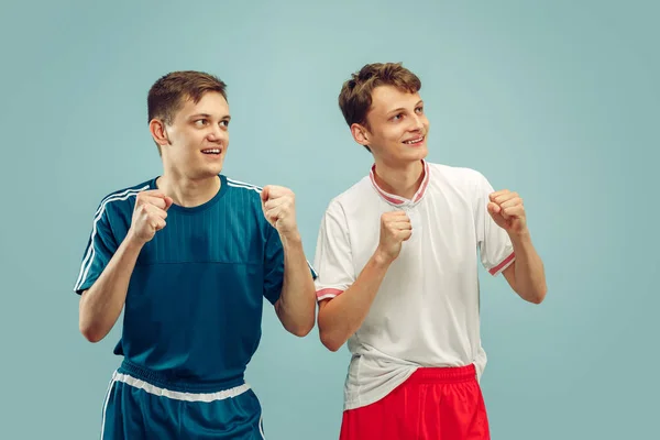 Two young men isolated on blue background — Zdjęcie stockowe