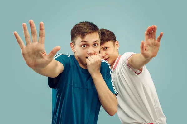 Two young men isolated on blue background — Zdjęcie stockowe