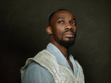 Ortaçağ şövalyesi gibi karanlık geçmişli genç bir adam.